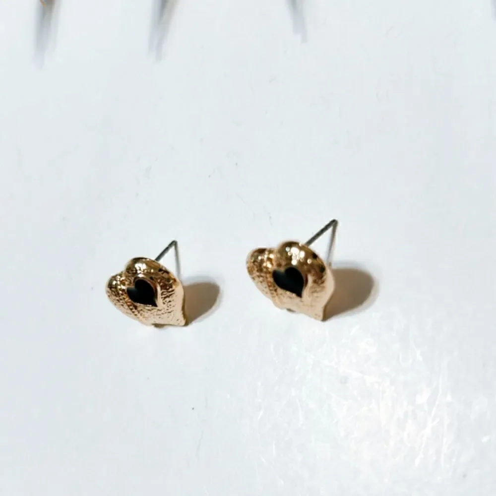 gold heart stud earrings H153